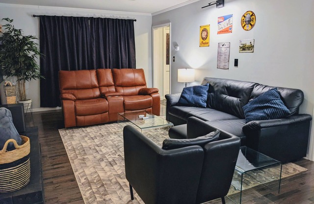 Akita Lover Home - Beautiful New Remodel - 3bd 2.5ba - 4.2mi to Caromont Health