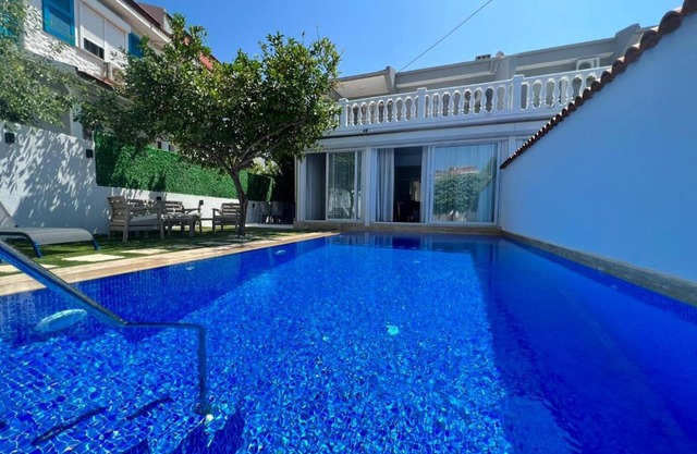 Alaçatı Köy İçi Müstakil Havuzlu Lüx Limon Villa