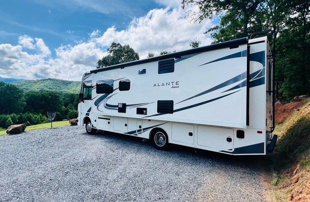 Alante at Graceland Mountain Retreat: Luxury RV Stay with Queen Bed, Kids Bunk, & Mountain Views