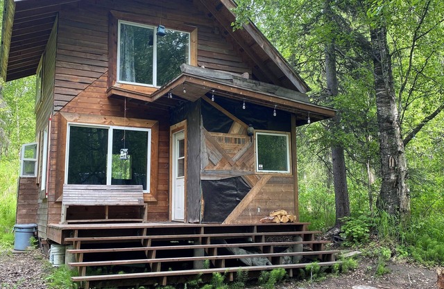 Alaskan tiny-home with sauna and WiFi
