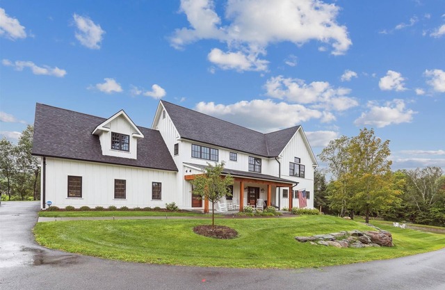 Alces Lodge: 5 br luxury new build, pond, firepit, a/c, 2 fireplaces, close to town