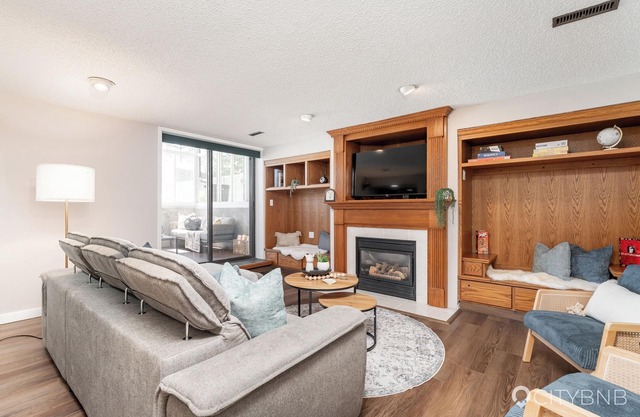 Aldergrove - Sleeps 10 - Hot Tub