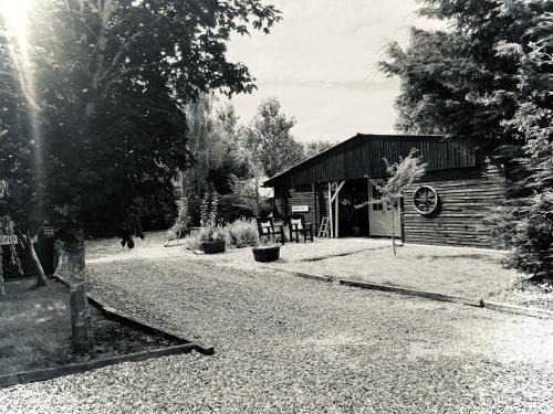 Alfie Acres - Secluded Cabin set in 5 Acres of Privacy, with Exclusive use of Swimming Pool and Hot Tub for up to 10 Guests