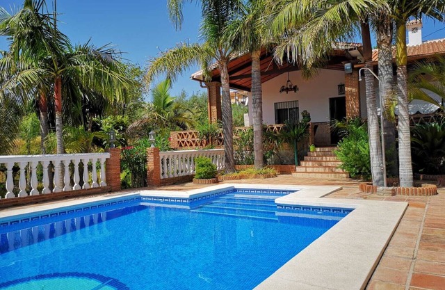 Alhaurin De La Torre: charming andalusian villa with pool and garden with palms, very calm. WIFI FREE