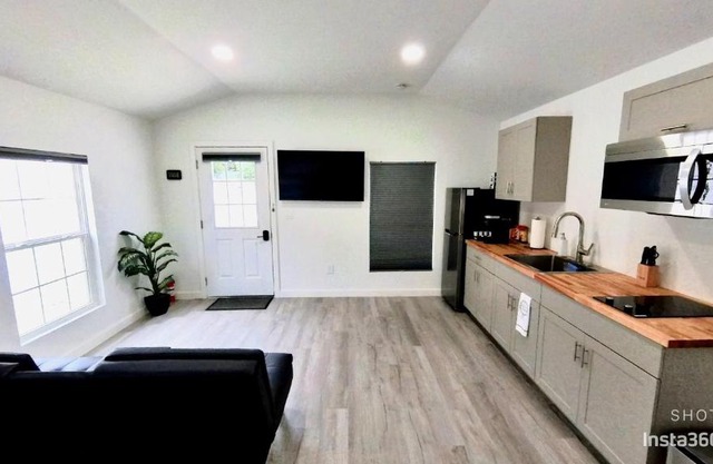 All modern Studio with private entry & parking.