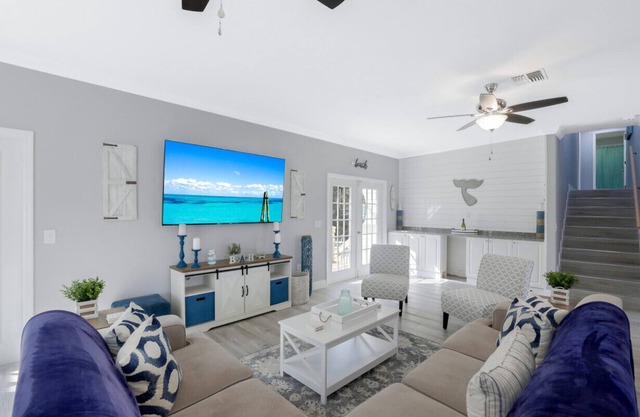 All New, Huge Pool, Hot Tub, Game Room, Tiki Bar, Sleeps 20