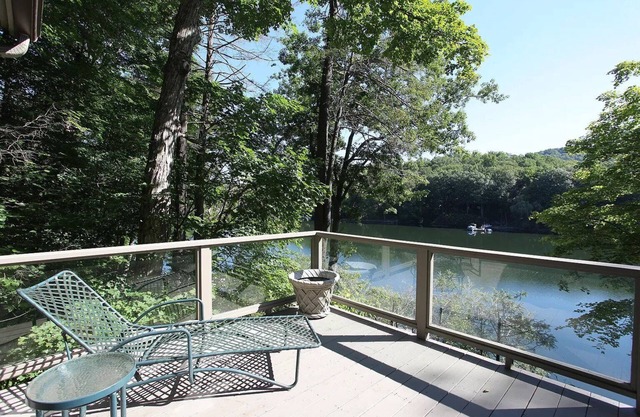 All-season Lakefront with Hot tub, Sauna, Firepits