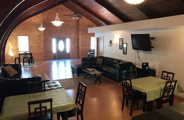 All Seasons Home perfect for large family gatherings - walk to everything!