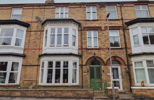 ALL SEASONS, pet friendly, character holiday cottage in Filey