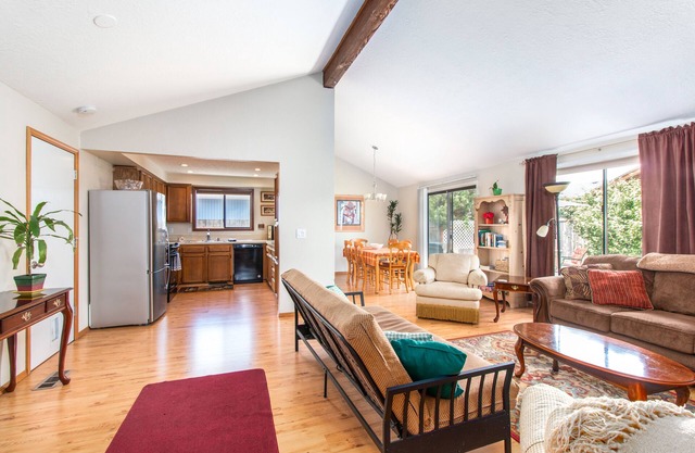 All the Comforts of Home Salem 3 br/2ba Family Neighborhood - 5 Min to Downtown