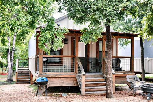 Alluring Tented Cabin on Geronimo Creek - Perfect Glamping Vacation Destination in Seguin, Texas