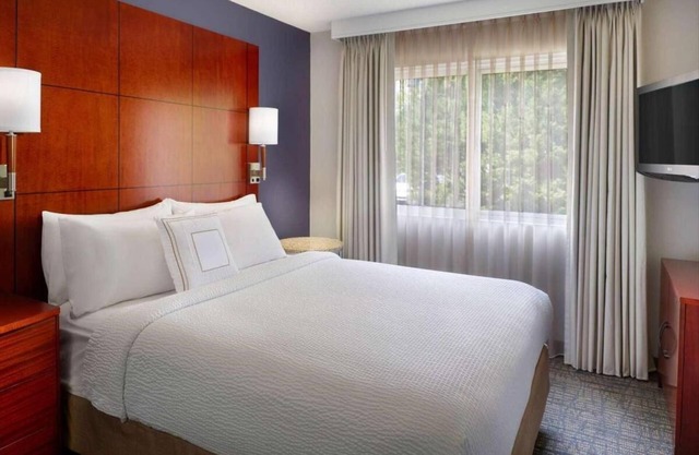 Alpharetta Walk of Memories! Spacious Suite with Free Breakfast! Pet-Friendly!