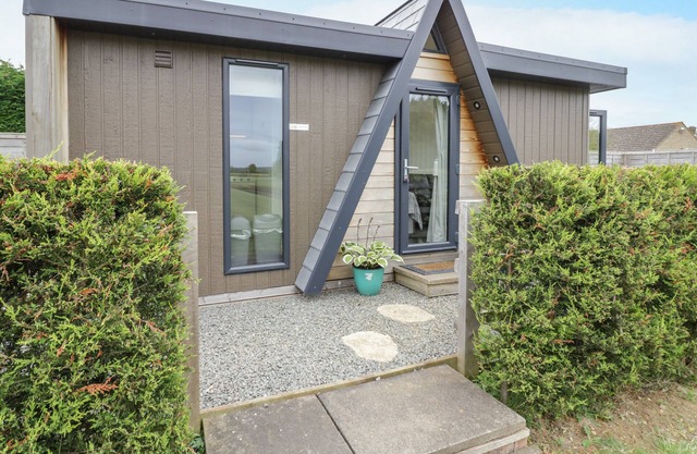 ALSTROEMERIA, romantic, character holiday cottage in Bretforton