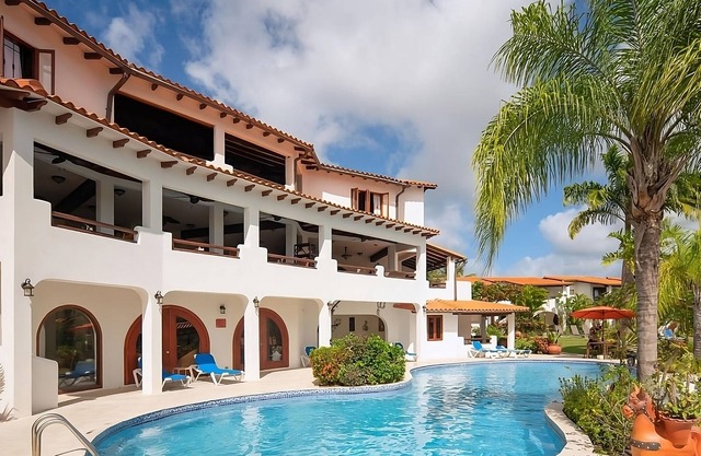 Always a Great Idea To Unwind! Near Heywood Beach! Outdoor Pools, Parking!