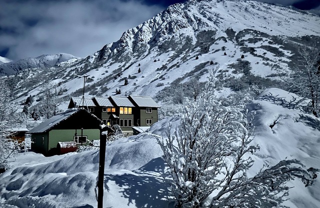 Alyeska Mountain Oasis in Girdwood. Crow Pass. Chugach National and state park.