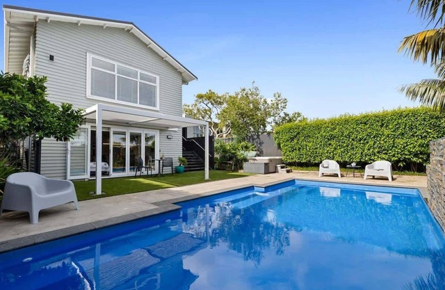 Amaroo - poolside studio near Pukekura Park