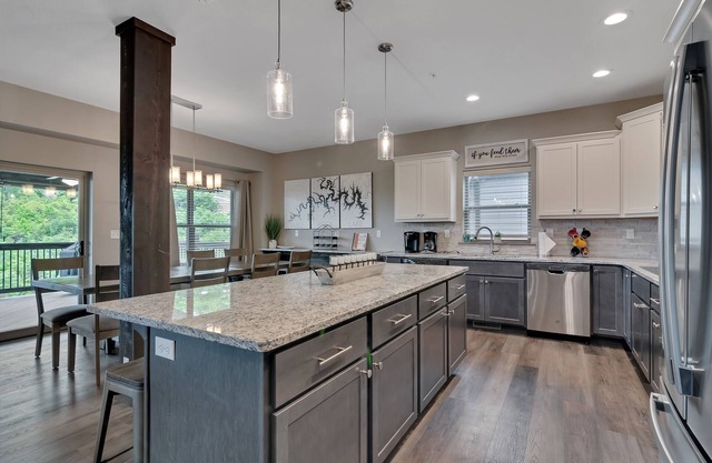 Amazing 10 BR 10 BA Branson family home. Sleeps 26. Lakeview, 3 Decks, Game Room