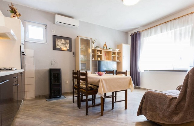 AMAZING 2 BEDROOM APARTMENT - MAGICAL ISLAND EXPERIENCE - CROATIA!