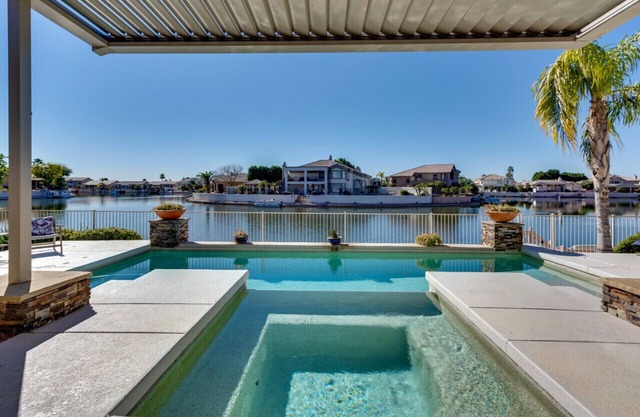 Amazing 4BR/3 Full bath Waterfront Heated Pool Spa + Boat private dock