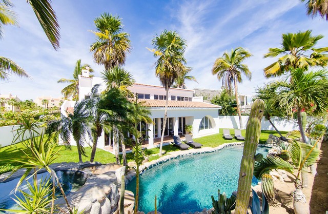 Amazing 6,000 sqft house sleeps 10, walk to Beach, Shops and Restaurants