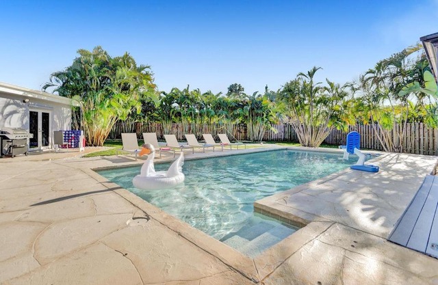 Amazing 6 Bedroom Resort - Huge Heated Pool, Beach Volley Ball, Game room
