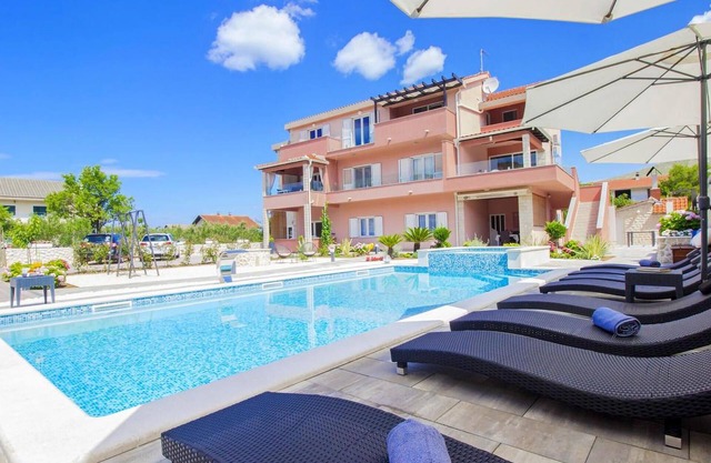 Amazing apartment in Grebastica