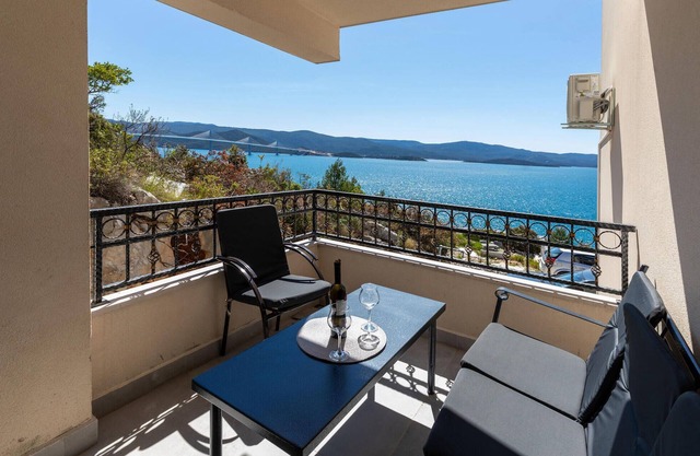 Amazing apartment in Komarna with WiFi