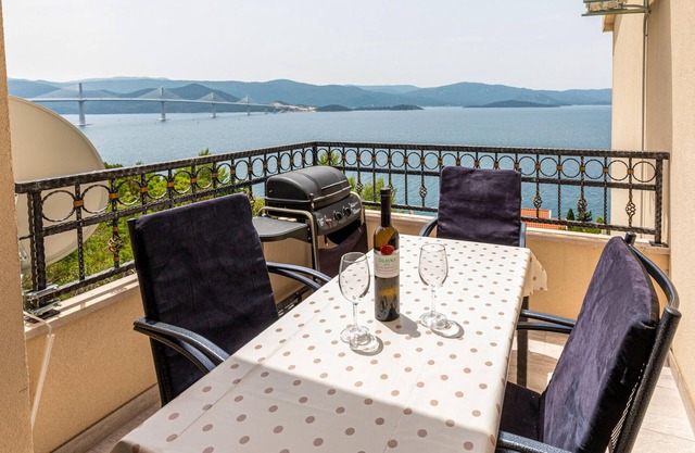 Amazing apartment in Komarna with WiFi