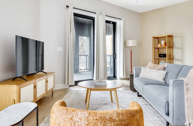 Amazing Bucktown 3BR nr I-90, by Blueground