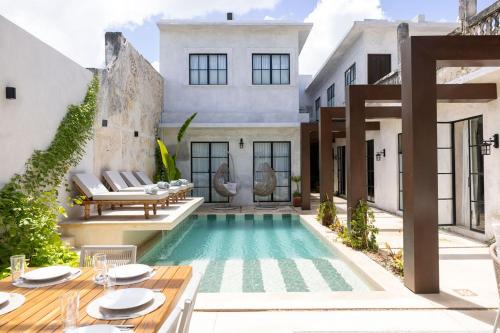 Amazing Downtown House near Plaza Grande 7BD
