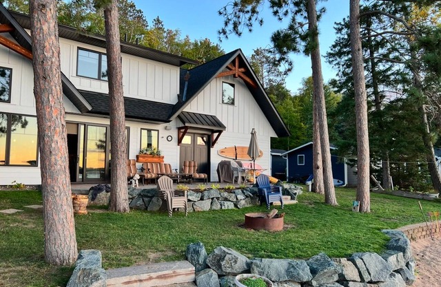 Amazing Gull Lake home on the water! Tritoon rental available.