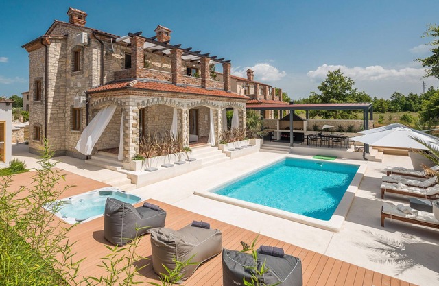 Amazing home in Cabrunici with jacuzzi