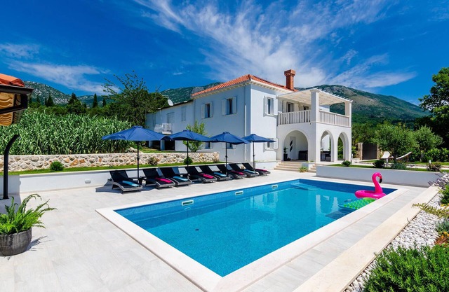 Amazing home in Gruda with WiFi