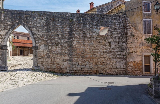 Amazing home in Kruncici with jacuzzi