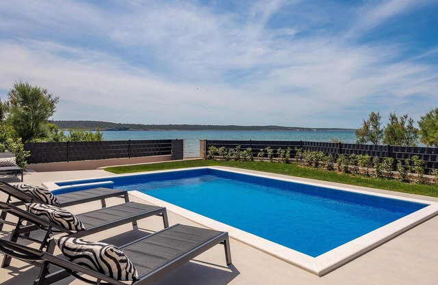 Amazing home in Ljubac with WiFi