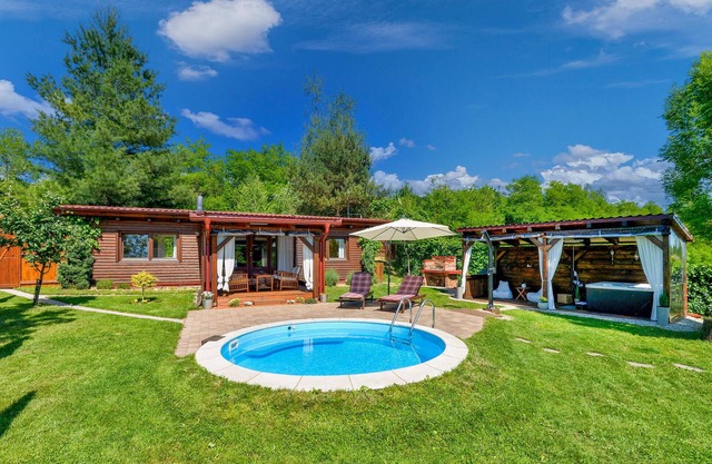 Amazing home in Lopatinec with jacuzzi