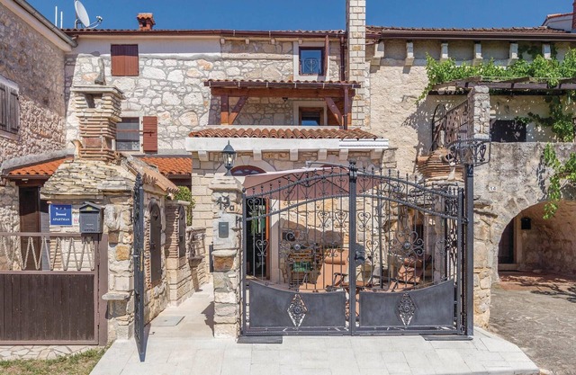 Amazing home in Porec with kitchen