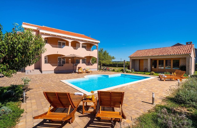 Amazing home in Suhovare with kitchen