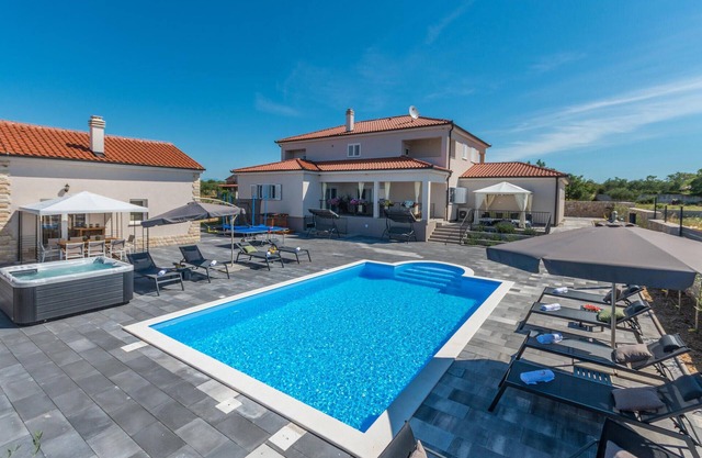 Amazing home in Sukosan with WiFi