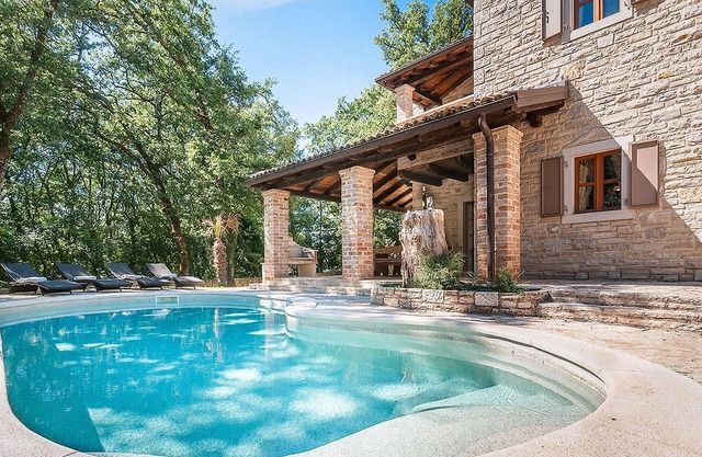 Amazing home in Tinjan