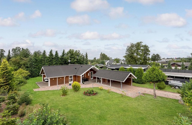 Amazing home in Væggerløse with WiFi