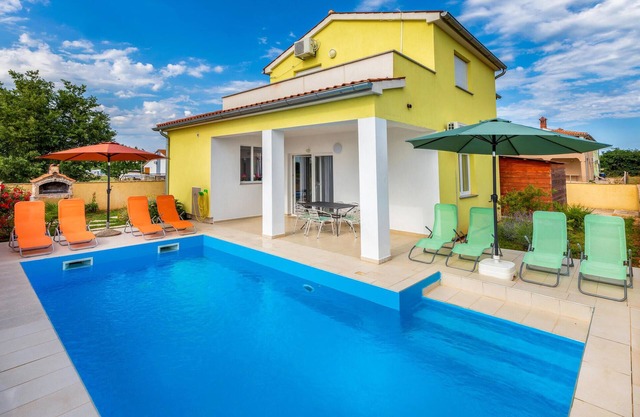 Amazing home in Valbandon with WiFi