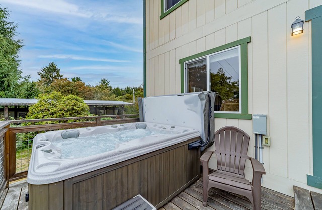 Amazing home with a spectacular panoramic ocean view, deck, BBQ and hot tub