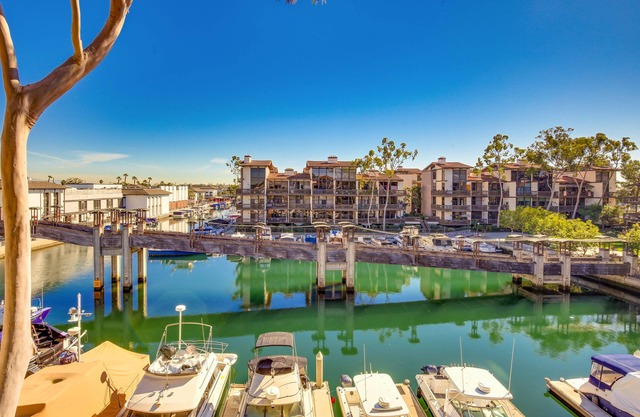 Amazing Marina Condominium in Long Beach, California drive to Disney & More!