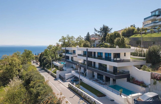 Amazing modern 5-star villa with heated pool and jacuzzi just above Icici Marina