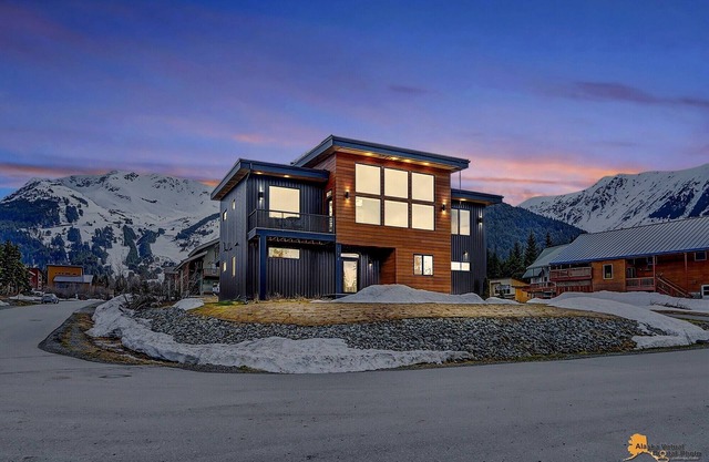 Amazing Modern Home — Stunning Views, Near Ski Area