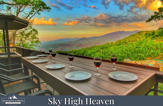AMAZING Mt LeConte & Ober VIEWS! 2 Masters! 3 Fireplaces! Hot Tub! Game Room!