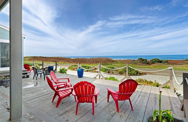 Amazing oceanfront home & guesthouse w/hot tub, beach access & decks - 2 dogs OK