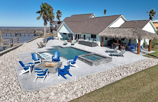 Amazing Pool, Hottub, Pier, Palaypa, Fire pit and BBQ Area!