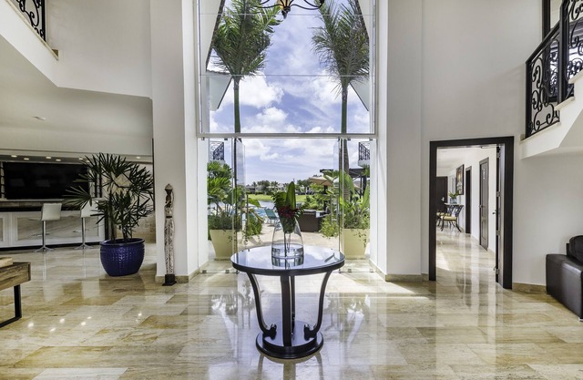 Amazing Private Villa with Chef & Maids